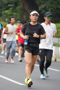 Jakarta, Endonezya 'da 12 Haziran 2024: Asyalılar Orta Jakarta' daki Sudirman-Thamrin bölgesinde koşuyorlar. Arabasız gün Sudirman - Thamrin. Odaklanamadı