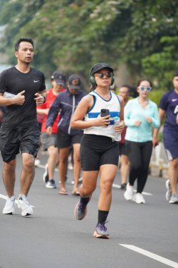 Jakarta, Endonezya 'da 12 Haziran 2024: Asyalılar Orta Jakarta' daki Sudirman-Thamrin bölgesinde koşuyorlar. Arabasız gün Sudirman - Thamrin. Odaklanamadı