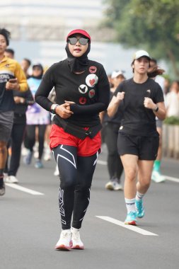 Jakarta, Endonezya 'da 12 Haziran 2024: Asyalılar Orta Jakarta' daki Sudirman-Thamrin bölgesinde koşuyorlar. Arabasız gün Sudirman - Thamrin. Odaklanamadı