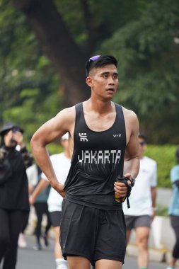 Jakarta, Endonezya 'da 12 Haziran 2024: Asyalılar Orta Jakarta' daki Sudirman-Thamrin bölgesinde koşuyorlar. Arabasız gün Sudirman - Thamrin. Odaklanamadı