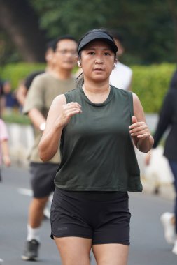 Jakarta, Endonezya 'da 12 Haziran 2024: Asyalılar Orta Jakarta' daki Sudirman-Thamrin bölgesinde koşuyorlar. Arabasız gün Sudirman - Thamrin. Odaklanamadı