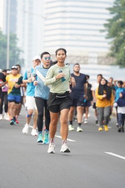 Jakarta, Endonezya 'da 12 Haziran 2024: Asyalılar Orta Jakarta' daki Sudirman-Thamrin bölgesinde koşuyorlar. Arabasız gün Sudirman - Thamrin. Odaklanamadı