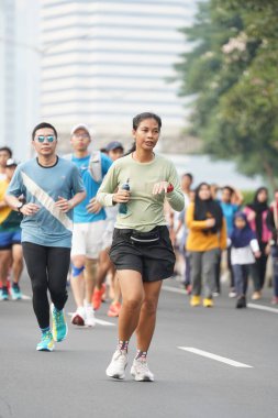 Jakarta, Endonezya 'da 12 Haziran 2024: Asyalılar Orta Jakarta' daki Sudirman-Thamrin bölgesinde koşuyorlar. Arabasız gün Sudirman - Thamrin. Odaklanamadı