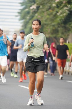 Jakarta, Endonezya 'da 12 Haziran 2024: Asyalılar Orta Jakarta' daki Sudirman-Thamrin bölgesinde koşuyorlar. Arabasız gün Sudirman - Thamrin. Odaklanamadı