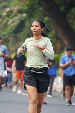 Jakarta, Endonezya 'da 12 Haziran 2024: Asyalılar Orta Jakarta' daki Sudirman-Thamrin bölgesinde koşuyorlar. Arabasız gün Sudirman - Thamrin. Odaklanamadı