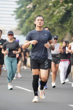 Jakarta, Endonezya 'da 12 Haziran 2024: Asyalılar Orta Jakarta' daki Sudirman-Thamrin bölgesinde koşuyorlar. Arabasız gün Sudirman - Thamrin. Odaklanamadı