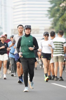 Jakarta, Endonezya 'da 12 Haziran 2024: Asyalılar Orta Jakarta' daki Sudirman-Thamrin bölgesinde koşuyorlar. Arabasız gün Sudirman - Thamrin. Odaklanamadı