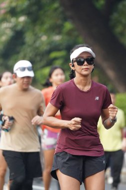 Jakarta, Endonezya 'da 12 Haziran 2024: Asyalılar Orta Jakarta' daki Sudirman-Thamrin bölgesinde koşuyorlar. Arabasız gün Sudirman - Thamrin. Odaklanamadı