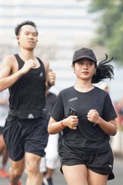 Jakarta, Endonezya 'da 12 Haziran 2024: Asyalılar Orta Jakarta' daki Sudirman-Thamrin bölgesinde koşuyorlar. Arabasız gün Sudirman - Thamrin. Odaklanamadı