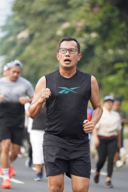 Jakarta, Endonezya 'da 12 Haziran 2024: Asyalılar Orta Jakarta' daki Sudirman-Thamrin bölgesinde koşuyorlar. Arabasız gün Sudirman - Thamrin. Odaklanamadı
