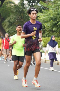 Jakarta, Endonezya 'da 12 Haziran 2024: Asyalılar Orta Jakarta' daki Sudirman-Thamrin bölgesinde koşuyorlar. Arabasız gün Sudirman - Thamrin. Odaklanamadı
