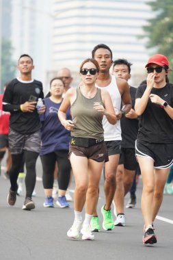 Jakarta, Endonezya 'da 12 Haziran 2024: Asyalılar Orta Jakarta' daki Sudirman-Thamrin bölgesinde koşuyorlar. Arabasız gün Sudirman - Thamrin. Odaklanamadı