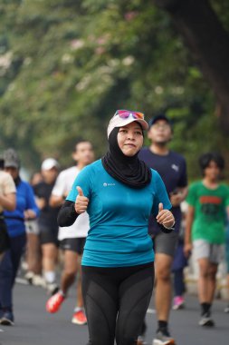 Jakarta, Endonezya 'da 12 Haziran 2024: Asyalılar Orta Jakarta' daki Sudirman-Thamrin bölgesinde koşuyorlar. Arabasız gün Sudirman - Thamrin. Odaklanamadı