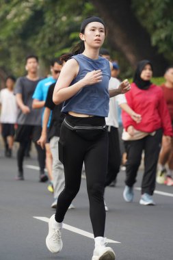 Jakarta, Endonezya 'da 12 Haziran 2024: Asyalılar Orta Jakarta' daki Sudirman-Thamrin bölgesinde koşuyorlar. Arabasız gün Sudirman - Thamrin. Odaklanamadı