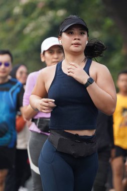 Jakarta, Endonezya 'da 12 Haziran 2024: Asyalılar Orta Jakarta' daki Sudirman-Thamrin bölgesinde koşuyorlar. Arabasız gün Sudirman - Thamrin. Odaklanamadı