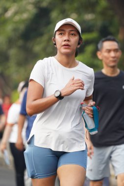 Jakarta, Endonezya 'da 12 Haziran 2024: Asyalılar Orta Jakarta' daki Sudirman-Thamrin bölgesinde koşuyorlar. Arabasız gün Sudirman - Thamrin. Odaklanamadı