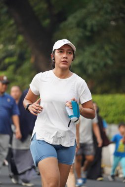 Jakarta, Endonezya 'da 12 Haziran 2024: Asyalılar Orta Jakarta' daki Sudirman-Thamrin bölgesinde koşuyorlar. Arabasız gün Sudirman - Thamrin. Odaklanamadı