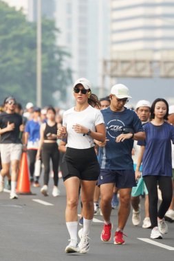 Jakarta, Endonezya 'da 12 Haziran 2024: Asyalılar Orta Jakarta' daki Sudirman-Thamrin bölgesinde koşuyorlar. Arabasız gün Sudirman - Thamrin. Odaklanamadı