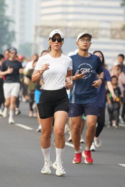 Jakarta, Endonezya 'da 12 Haziran 2024: Asyalılar Orta Jakarta' daki Sudirman-Thamrin bölgesinde koşuyorlar. Arabasız gün Sudirman - Thamrin. Odaklanamadı