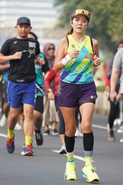 Jakarta, Endonezya 'da 12 Haziran 2024: Asyalılar Orta Jakarta' daki Sudirman-Thamrin bölgesinde koşuyorlar. Arabasız gün Sudirman - Thamrin. Odaklanamadı