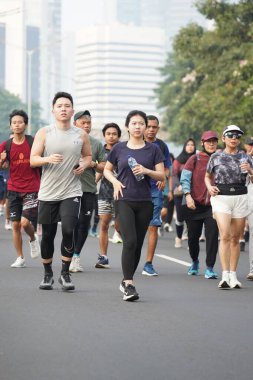 Jakarta, Endonezya 'da 12 Haziran 2024: Asyalılar Orta Jakarta' daki Sudirman-Thamrin bölgesinde koşuyorlar. Arabasız gün Sudirman - Thamrin. Odaklanamadı