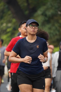 Jakarta, Endonezya 'da 12 Haziran 2024: Asyalılar Orta Jakarta' daki Sudirman-Thamrin bölgesinde koşuyorlar. Arabasız gün Sudirman - Thamrin. Odaklanamadı