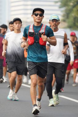 Jakarta, Endonezya 'da 12 Haziran 2024: Asyalılar Orta Jakarta' daki Sudirman-Thamrin bölgesinde koşuyorlar. Arabasız gün Sudirman - Thamrin. Odaklanamadı