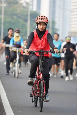 Jakarta, Endonezya 'da 12 Haziran 2024: Asyalılar Orta Jakarta' daki Sudirman-Thamrin bölgesinde koşuyorlar. Arabasız gün Sudirman - Thamrin. Odaklanamadı