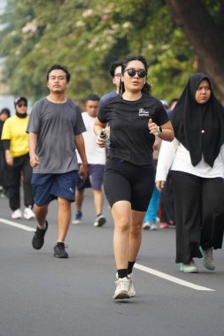 Jakarta, Endonezya 'da 12 Haziran 2024: Asyalılar Orta Jakarta' daki Sudirman-Thamrin bölgesinde koşuyorlar. Arabasız gün Sudirman - Thamrin. Odaklanamadı