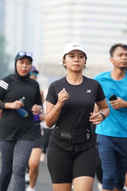 Jakarta, Endonezya 'da 12 Haziran 2024: Asyalılar Orta Jakarta' daki Sudirman-Thamrin bölgesinde koşuyorlar. Arabasız gün Sudirman - Thamrin. Odaklanamadı