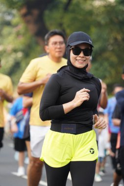 Jakarta, Endonezya 'da 12 Haziran 2024: Asyalılar Orta Jakarta' daki Sudirman-Thamrin bölgesinde koşuyorlar. Arabasız gün Sudirman - Thamrin. Odaklanamadı