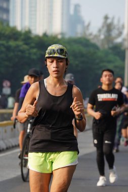 Jakarta, Endonezya 'da 12 Haziran 2024: Asyalılar Orta Jakarta' daki Sudirman-Thamrin bölgesinde koşuyorlar. Arabasız gün Sudirman - Thamrin. Odaklanamadı