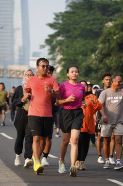 Jakarta, Endonezya 'da 12 Haziran 2024: Asyalılar Orta Jakarta' daki Sudirman-Thamrin bölgesinde koşuyorlar. Arabasız gün Sudirman - Thamrin. Odaklanamadı