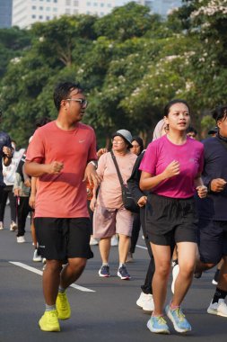 Jakarta, Endonezya 'da 12 Haziran 2024: Asyalılar Orta Jakarta' daki Sudirman-Thamrin bölgesinde koşuyorlar. Arabasız gün Sudirman - Thamrin. Odaklanamadı