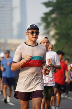 Jakarta, Endonezya 'da 12 Haziran 2024: Asyalılar Orta Jakarta' daki Sudirman-Thamrin bölgesinde koşuyorlar. Arabasız gün Sudirman - Thamrin. Odaklanamadı