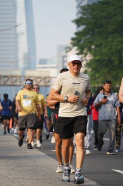 Jakarta, Endonezya 'da 12 Haziran 2024: Asyalılar Orta Jakarta' daki Sudirman-Thamrin bölgesinde koşuyorlar. Arabasız gün Sudirman - Thamrin. Odaklanamadı