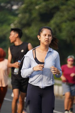 Jakarta, Endonezya 'da 12 Haziran 2024: Asyalılar Orta Jakarta' daki Sudirman-Thamrin bölgesinde koşuyorlar. Arabasız gün Sudirman - Thamrin. Odaklanamadı