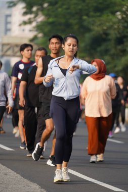 Jakarta, Endonezya 'da 12 Haziran 2024: Asyalılar Orta Jakarta' daki Sudirman-Thamrin bölgesinde koşuyorlar. Arabasız gün Sudirman - Thamrin. Odaklanamadı