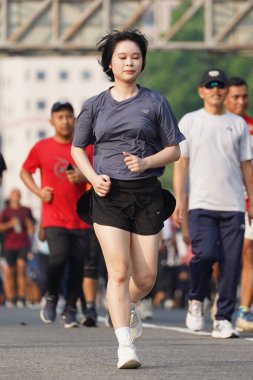 Jakarta, Endonezya 'da 12 Haziran 2024: Asyalılar Orta Jakarta' daki Sudirman-Thamrin bölgesinde koşuyorlar. Arabasız gün Sudirman - Thamrin. Odaklanamadı
