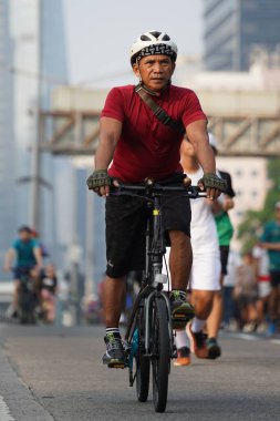 Jakarta, Endonezya 'da 12 Haziran 2024: Asyalılar Orta Jakarta' daki Sudirman-Thamrin bölgesinde koşuyorlar. Arabasız gün Sudirman - Thamrin. Odaklanamadı