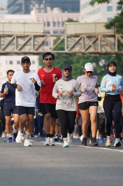 Jakarta, Endonezya 'da 12 Haziran 2024: Asyalılar Orta Jakarta' daki Sudirman-Thamrin bölgesinde koşuyorlar. Arabasız gün Sudirman - Thamrin. Odaklanamadı
