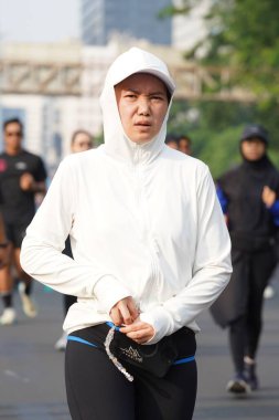 Jakarta, Endonezya 'da 12 Haziran 2024: Asyalılar Orta Jakarta' daki Sudirman-Thamrin bölgesinde koşuyorlar. Arabasız gün Sudirman - Thamrin. Odaklanamadı