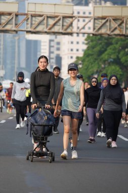 Jakarta, Endonezya 'da 12 Haziran 2024: Asyalılar Orta Jakarta' daki Sudirman-Thamrin bölgesinde koşuyorlar. Arabasız gün Sudirman - Thamrin. Odaklanamadı