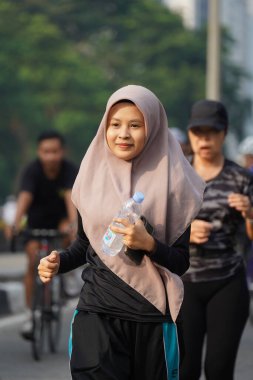 Jakarta, Endonezya 'da 12 Haziran 2024: Asyalılar Orta Jakarta' daki Sudirman-Thamrin bölgesinde koşuyorlar. Arabasız gün Sudirman - Thamrin. Odaklanamadı