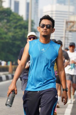 Jakarta, Endonezya 'da 12 Haziran 2024: Asyalılar Orta Jakarta' daki Sudirman-Thamrin bölgesinde koşuyorlar. Arabasız gün Sudirman - Thamrin. Odaklanamadı