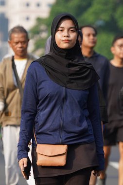 Jakarta, Endonezya 'da 12 Haziran 2024: Asyalılar Orta Jakarta' daki Sudirman-Thamrin bölgesinde koşuyorlar. Arabasız gün Sudirman - Thamrin. Odaklanamadı