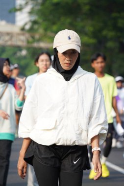 Jakarta, Endonezya 'da 12 Haziran 2024: Asyalılar Orta Jakarta' daki Sudirman-Thamrin bölgesinde koşuyorlar. Arabasız gün Sudirman - Thamrin. Odaklanamadı
