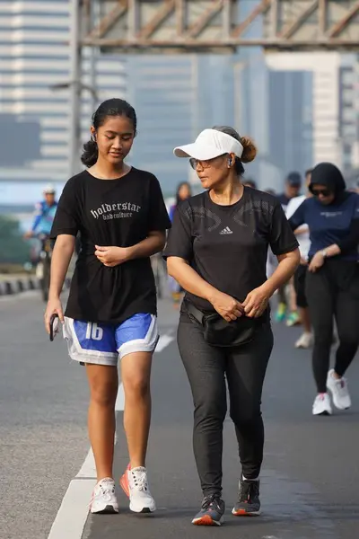 Jakarta, Endonezya 'da 12 Haziran 2024: Asyalılar Orta Jakarta' daki Sudirman-Thamrin bölgesinde koşuyorlar. Arabasız gün Sudirman - Thamrin. Odaklanamadı