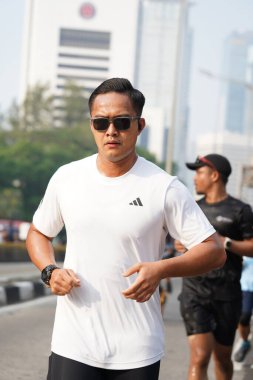 Jakarta, Endonezya 'da 12 Haziran 2024: Asyalılar Orta Jakarta' daki Sudirman-Thamrin bölgesinde koşuyorlar. Arabasız gün Sudirman - Thamrin. Odaklanamadı