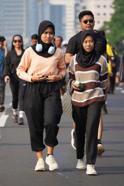 Jakarta, Endonezya 'da 12 Haziran 2024: Asyalılar Orta Jakarta' daki Sudirman-Thamrin bölgesinde koşuyorlar. Arabasız gün Sudirman - Thamrin. Odaklanamadı